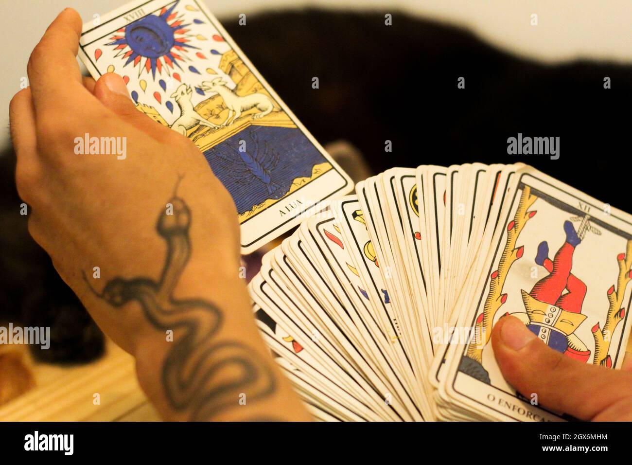 Tarot-Karten, Kerzen und Kristalle mit Tageslicht. Konzept der esoterischen mit spirituellen Symbolen. Magie und Weissagung. Stockfoto