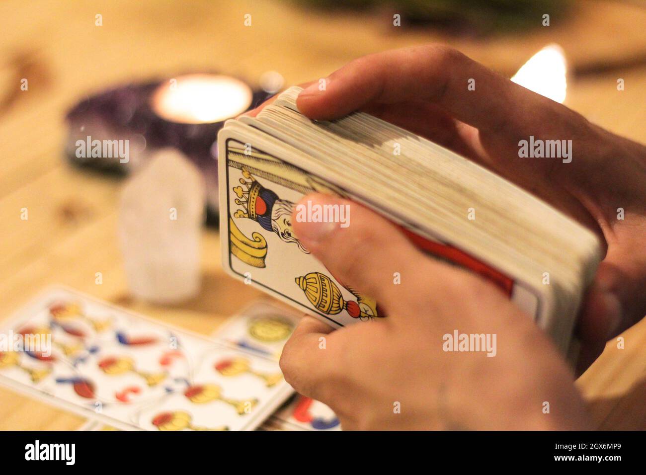 Tarot-Karten, Kerzen und Kristalle mit Tageslicht. Konzept der esoterischen mit spirituellen Symbolen. Magie und Weissagung. Stockfoto