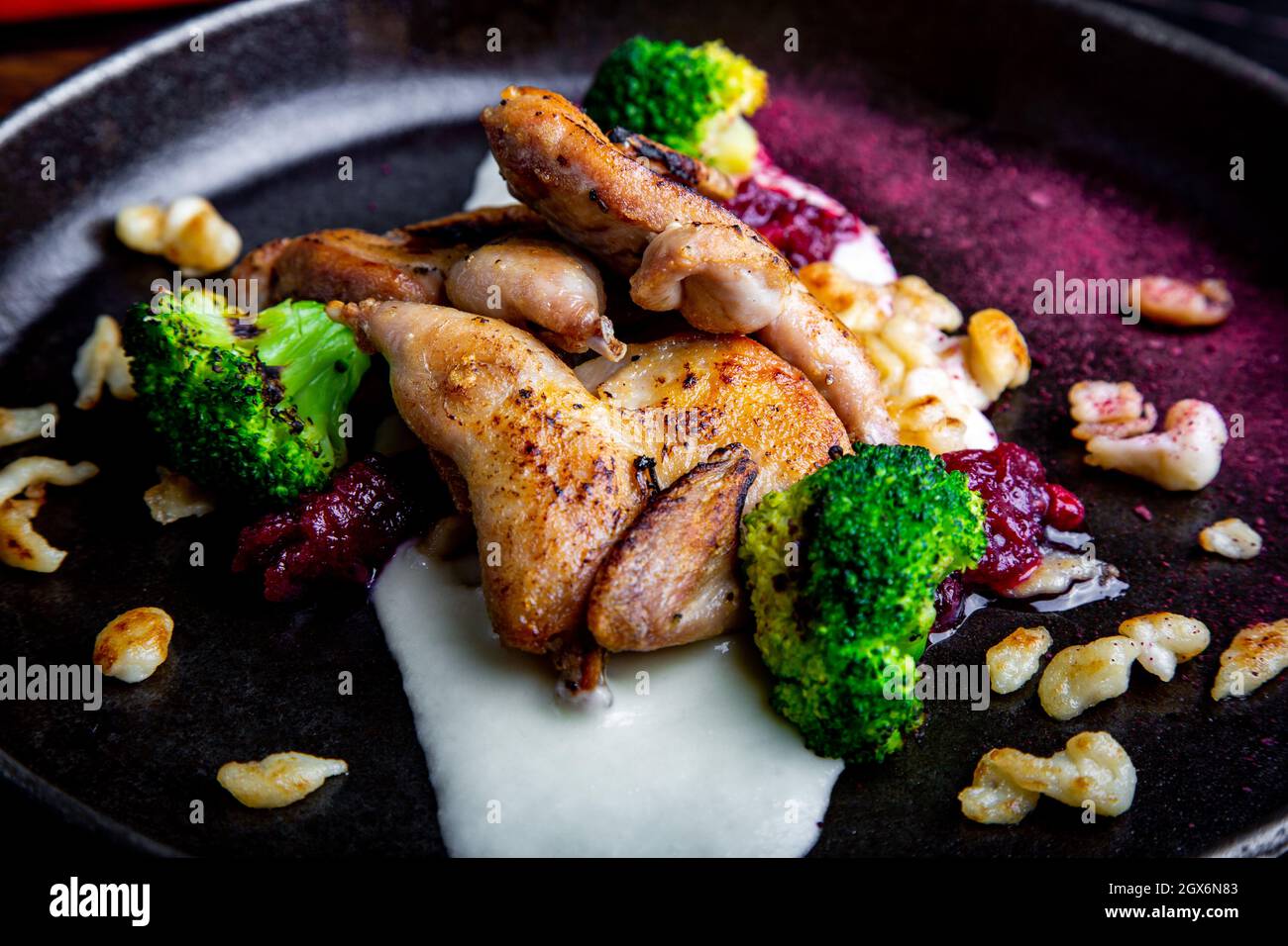 Hühnertabak in der Marinade auf einem Holzbrett Stockfoto
