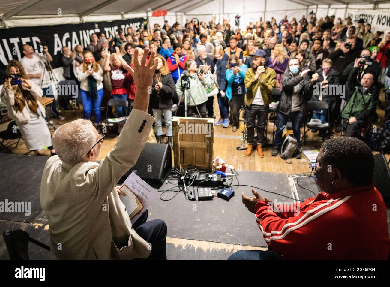 Manchester, Großbritannien. Oktober 2021. Jeremy Corbyn spricht mit Rob Delaney über die Zukunft der Medien. Die Redner, die von der peopleÕs-Versammlung organisiert werden und Teil des Festivals des Widerstands gegen die konservative Parteikonferenz sind, sprechen über die Notwendigkeit von Veränderungen in den Medien, um eine funktionierende Demokratie zu erhalten. ÊAndy Barton/Alamy Live News Credit: Andy Barton/Alamy Live News Stockfoto