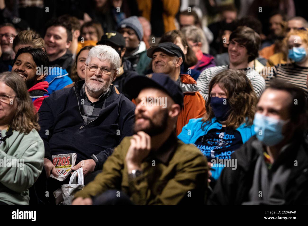 Manchester, Großbritannien. Oktober 2021. Ein volles Haus für Jeremy Corbyn, der mit Rob Delaney über die Zukunft der Medien spricht. Die Redner, die von der peopleÕs-Versammlung organisiert werden und Teil des Festivals des Widerstands gegen die konservative Parteikonferenz sind, sprechen über die Notwendigkeit von Veränderungen in den Medien, um eine funktionierende Demokratie zu erhalten. ÊAndy Barton/Alamy Live News Credit: Andy Barton/Alamy Live News Stockfoto