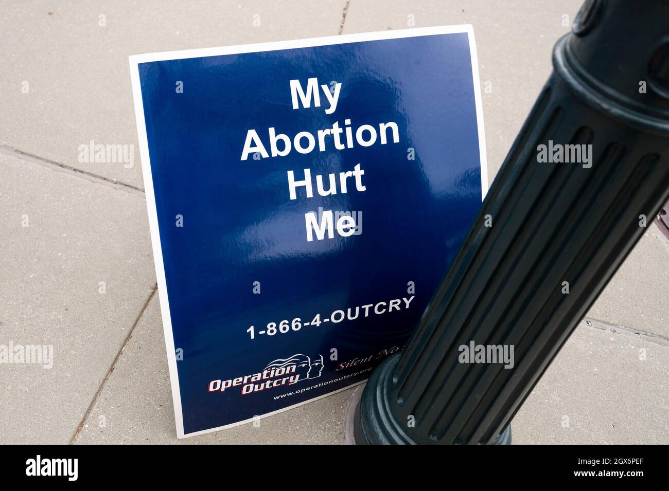 Washington, DC, USA. Oktober 2021. 4. Oktober 2021 - Washington, DC, USA: „'Meine Abtreibung hat mir geschadet'''-Zeichen bei einem Protest mit Pro-Leben- und Pro-Choice-Demonstranten vor dem Obersten Gerichtshof. (Bild: © Michael Brochstein/ZUMA Press Wire) Stockfoto