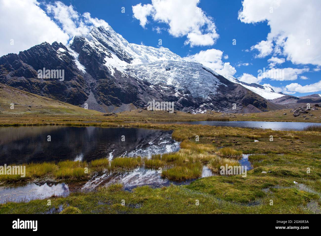 Ausangate Trek Trekking Trail, Moutain mit See und Gletscher, Ausangate Circuit, Cordillera Vilcanota, Cuzco Region, Peru, Peruanische Andenlandschaft, Stockfoto
