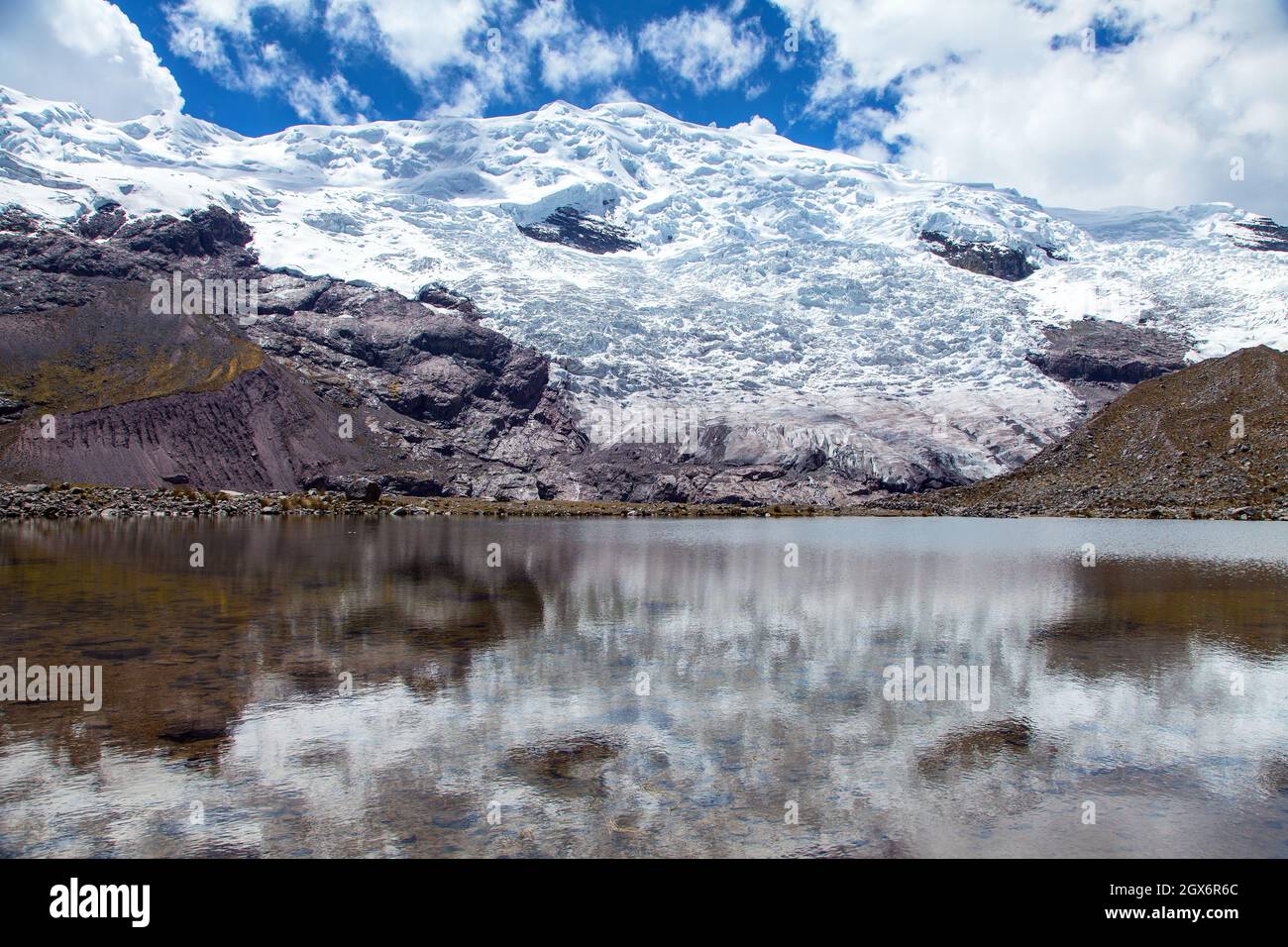 Ausangate Trek Trekking Trail, Moutain mit See und Gletscher, Ausangate Circuit, Cordillera Vilcanota, Cuzco Region, Peru, Peruanische Andenlandschaft, Stockfoto