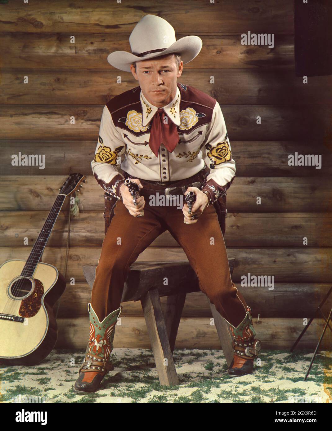 Roy Rogers (1911-1998), amerikanischer Schauspieler und Sänger, Porträt in Cowboy Outfit and Pistols, Harry Warnecke, Robert F. Cranston, 1942 Stockfoto