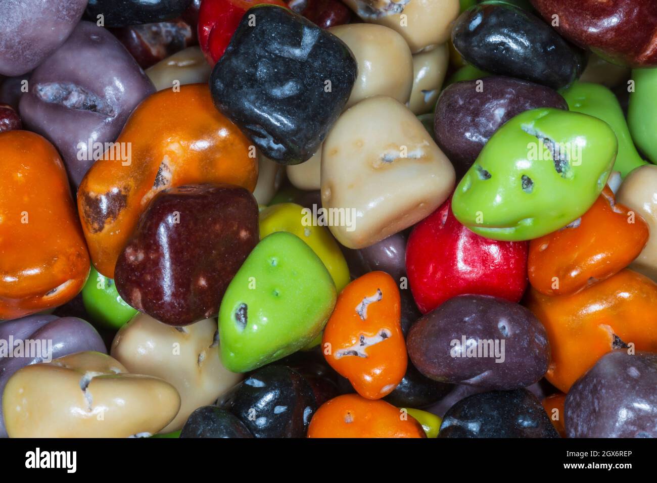 Nahaufnahme von farbigen Süßigkeiten aus türkischer Schokolade am Strand Stockfoto