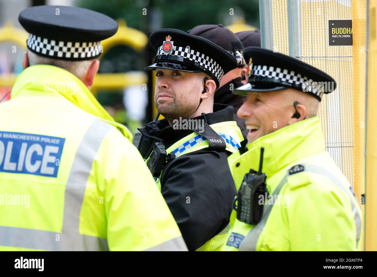 Manchester, Großbritannien – Montag, 4. Oktober 2021 – Polizeibeamte des Großraums Manchester stehen während der Konferenz der Konservativen Partei vor dem Stahlring, der das Midland Hotel und das Konferenzzentrum schützt. Foto Steven May / Alamy Live News Stockfoto