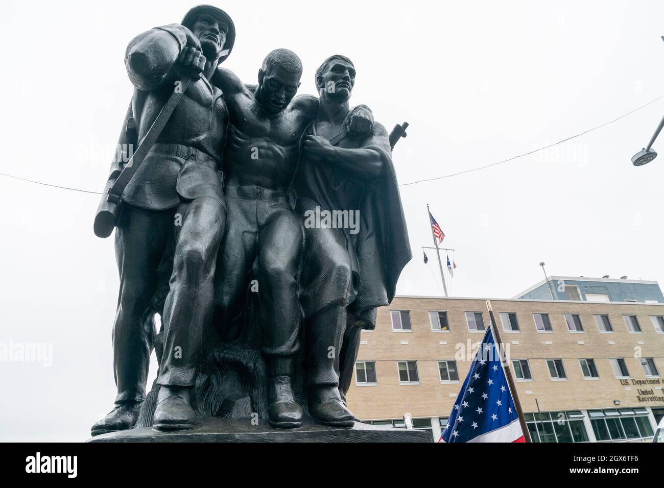 New York, NY - 4. Oktober 2021: Blick auf das Denkmal für während des Zweiten Weltkriegs gefallene Mitglieder der Küstenwache, das im Battery Park neu eingeweiht wurde Stockfoto