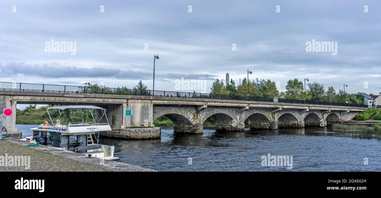 Die sechs-Bogen-Straßenbrücke über den Fluss Shannon, in Lanesborough, Longford, Irland.gebaut c.. 1835. Stockfoto