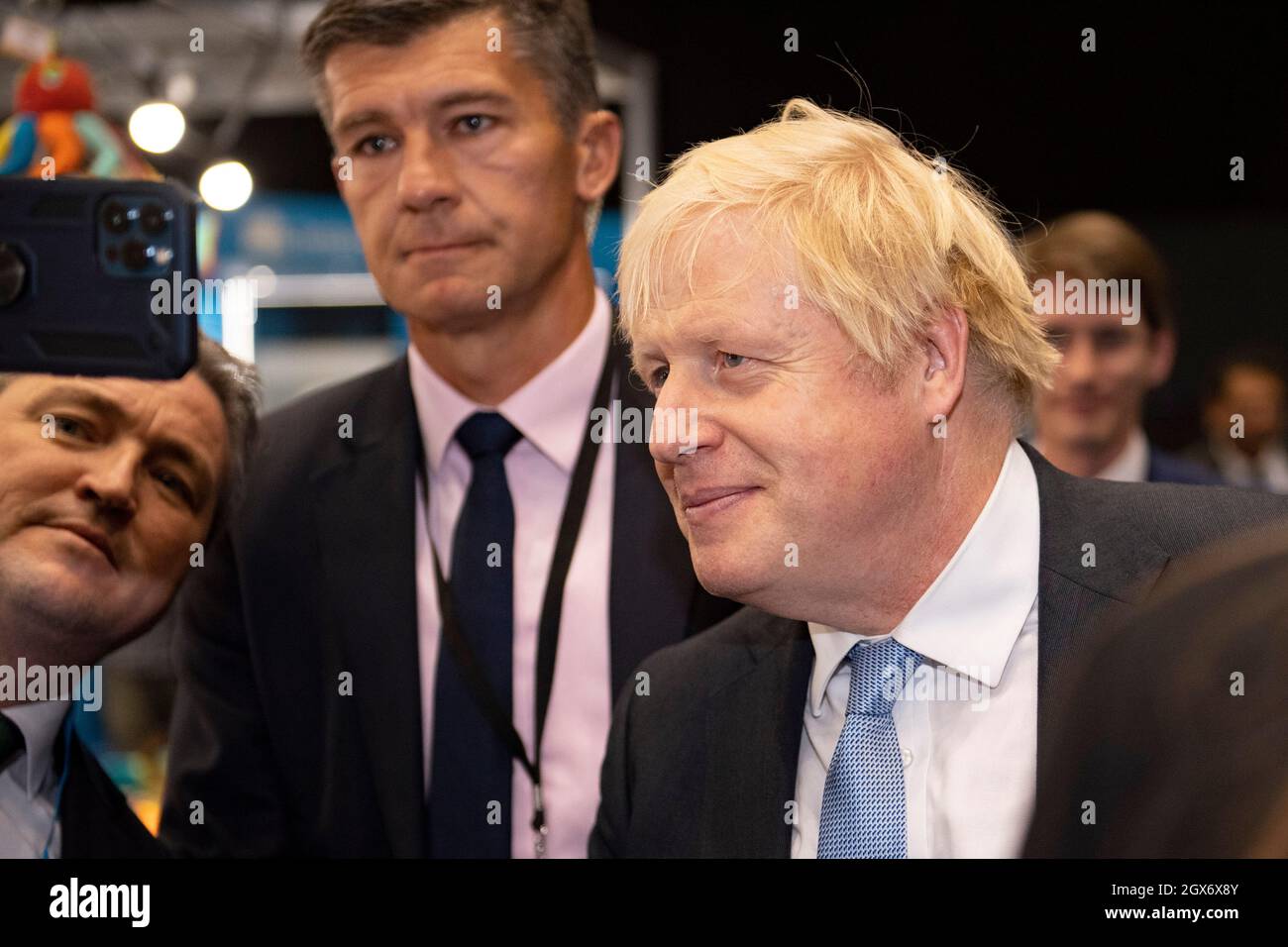 Manchester, England, Großbritannien. Oktober 2021. IM BILD: RT Hon Boris Johnson MP - britischer Premierminister sah, wie er am Abend bei der Konferenz der Konservativen Partei #CPC21 eine Randveranstaltung verließ, um in sein Hotel zurückzukehren. Quelle: Colin Fisher/Alamy Live News Stockfoto