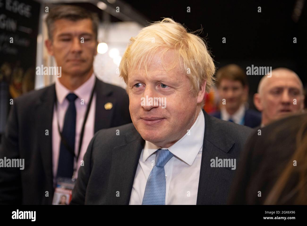 Manchester, England, Großbritannien. Oktober 2021. IM BILD: RT Hon Boris Johnson MP - britischer Premierminister sah, wie er am Abend bei der Konferenz der Konservativen Partei #CPC21 eine Randveranstaltung verließ, um in sein Hotel zurückzukehren. Quelle: Colin Fisher/Alamy Live News Stockfoto