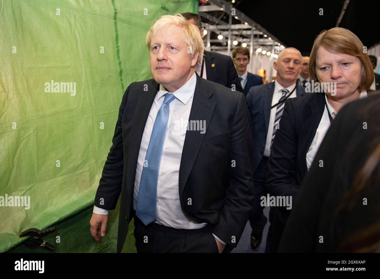 Manchester, England, Großbritannien. Oktober 2021. IM BILD: RT Hon Boris Johnson MP - britischer Premierminister sah, wie er am Abend bei der Konferenz der Konservativen Partei #CPC21 eine Randveranstaltung verließ, um in sein Hotel zurückzukehren. Quelle: Colin Fisher/Alamy Live News Stockfoto