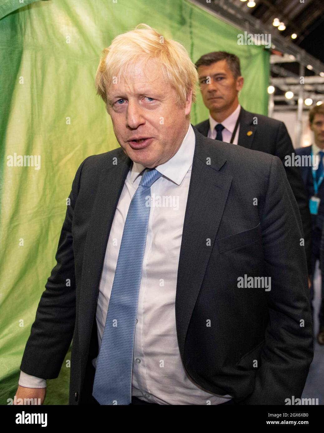 Manchester, England, Großbritannien. Oktober 2021. IM BILD: RT Hon Boris Johnson MP - britischer Premierminister sah, wie er am Abend bei der Konferenz der Konservativen Partei #CPC21 eine Randveranstaltung verließ, um in sein Hotel zurückzukehren. Quelle: Colin Fisher/Alamy Live News Stockfoto