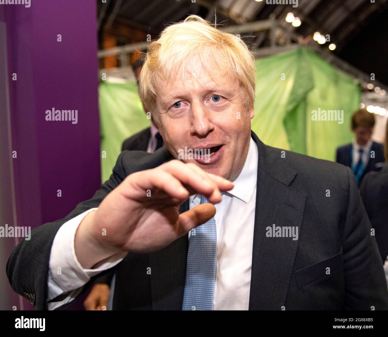 Manchester, England, Großbritannien. Oktober 2021. IM BILD: RT Hon Boris Johnson MP - britischer Premierminister sah, wie er am Abend bei der Konferenz der Konservativen Partei #CPC21 eine Randveranstaltung verließ, um in sein Hotel zurückzukehren. Quelle: Colin Fisher/Alamy Live News Stockfoto