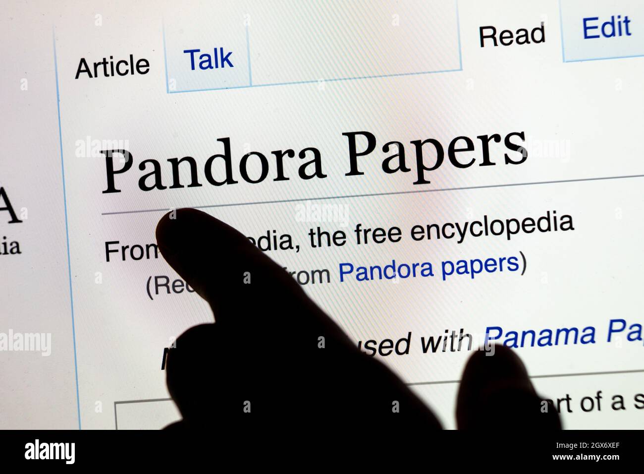 Bildschirm mit Wikipedia suchen Pandora Papiere. 11.9 Millionen durchgesickerte Dokumente, die von den internationalen Journalisten veröffentlicht wurden Stockfoto