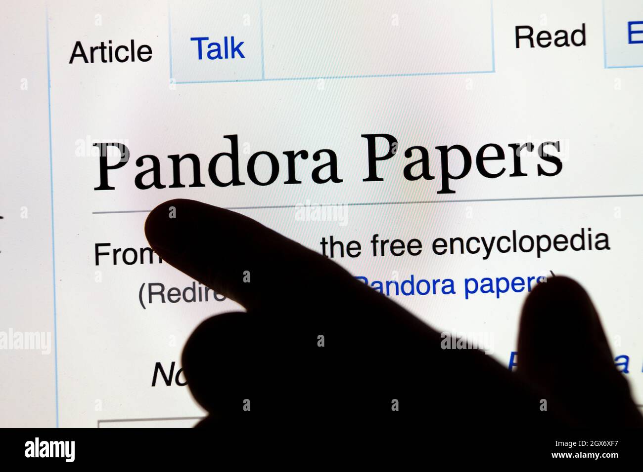 Bildschirm mit Wikipedia suchen Pandora Papiere. 11.9 Millionen durchgesickerte Dokumente, die von den internationalen Journalisten veröffentlicht wurden Stockfoto