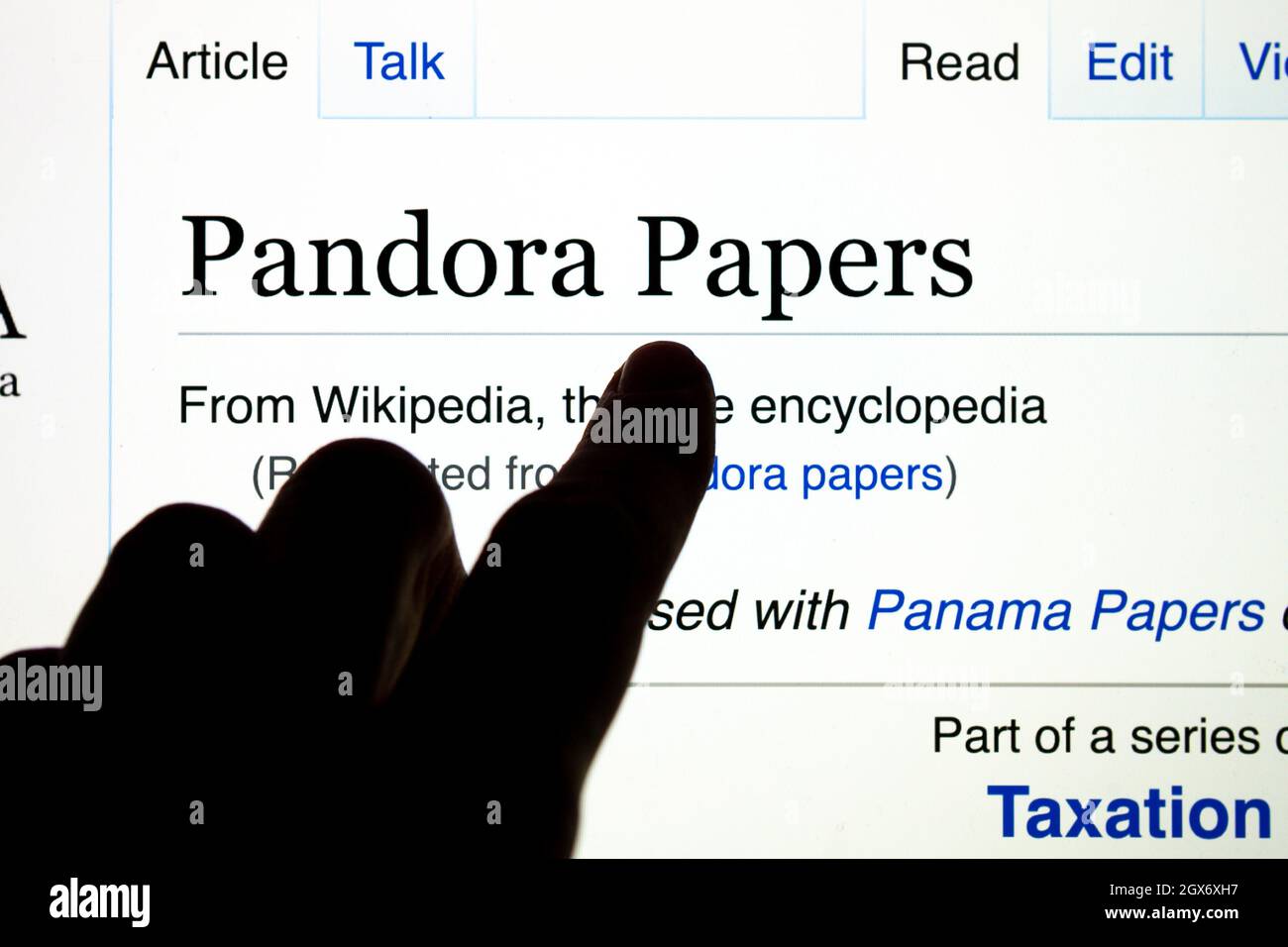 Bildschirm mit Wikipedia suchen Pandora Papiere. 11.9 Millionen durchgesickerte Dokumente, die von den internationalen Journalisten veröffentlicht wurden Stockfoto
