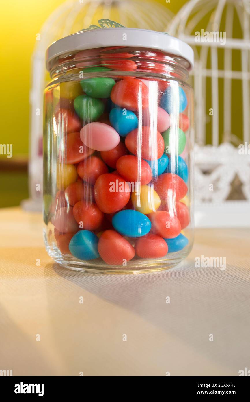 Bunte kandierte Süßigkeiten Pebbels, in Glas ausgestellt. Selektiver Fokus Stockfoto