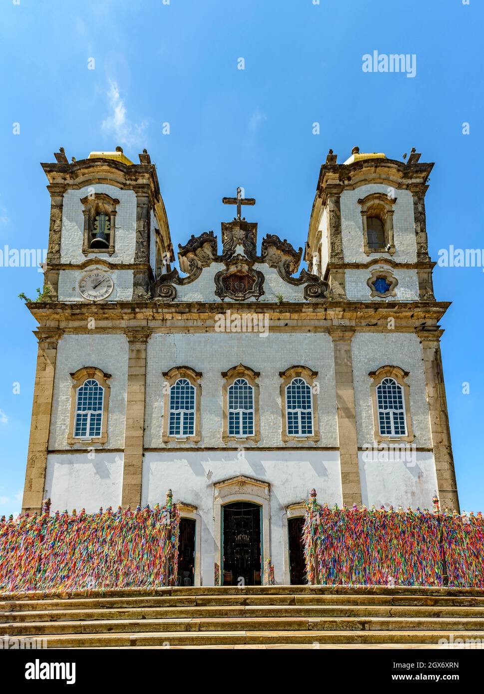 Fassade der berühmten Kirche von Nosso Senhor do Bonfim in Salvador, Bahia, wo eine der wichtigsten kulturellen und religiösen Veranstaltungen der Stadt stattfindet. Stockfoto