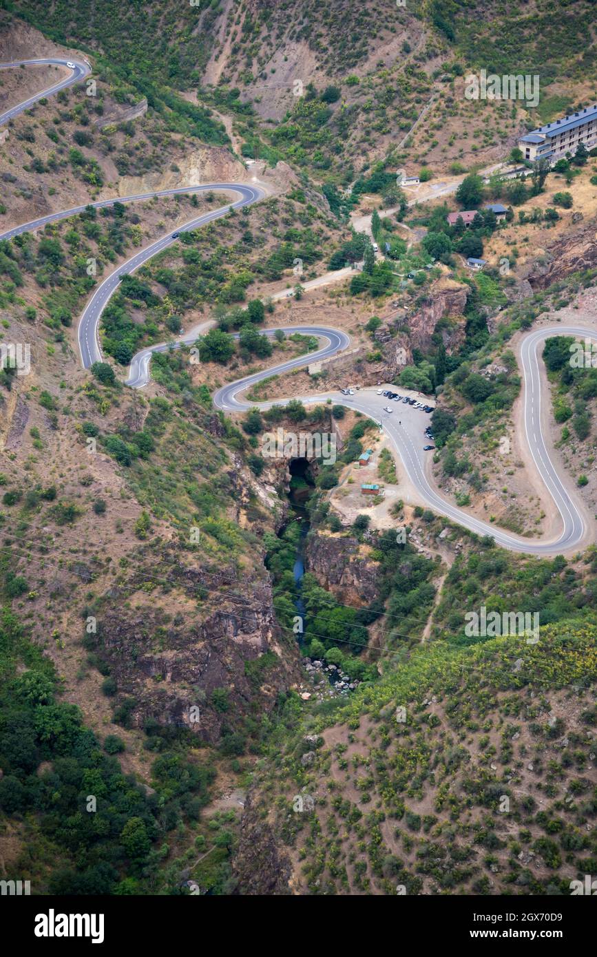 Gewundene Serpentinenstraße an den Sehenswürdigkeiten der Armenia Schlucht und Vorotan Fluss Stockfoto