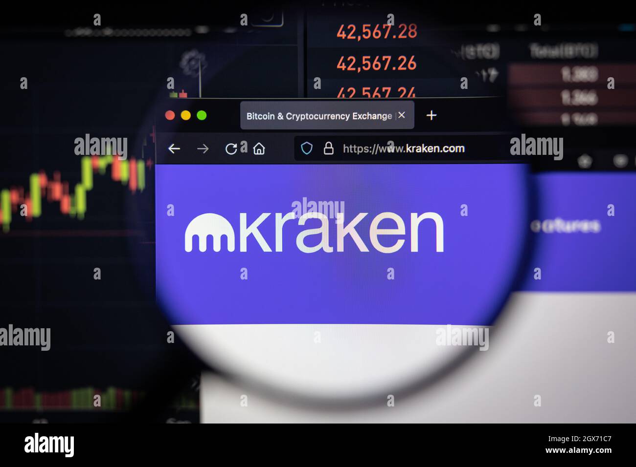 Kraken Krypto tauscht Logo auf einer Website mit verschwommenen  Börsenentwicklungen im Hintergrund, die auf einem Computerbildschirm durch  eine Lupe gesehen werden Stockfotografie - Alamy