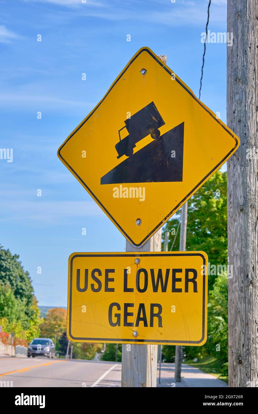Schild, das Autofahrer anweist, aufgrund eines steilen Hügels einen niedrigeren Gang zu verwenden. Stockfoto