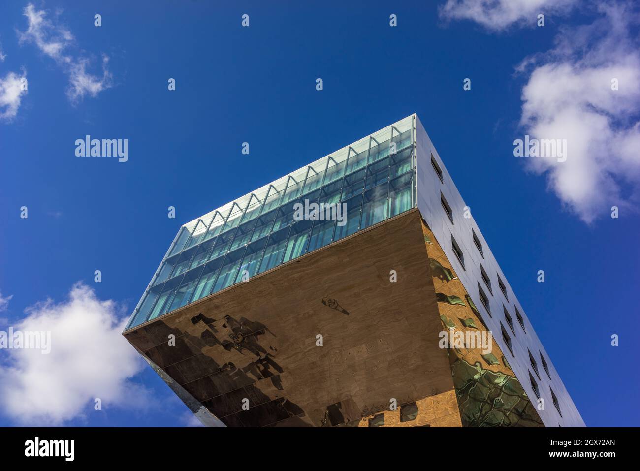 Nhow Berlin Hotel Moderne abstrakte Architektur blauer Himmel, Berlin, Deutschland, Europa Stockfoto
