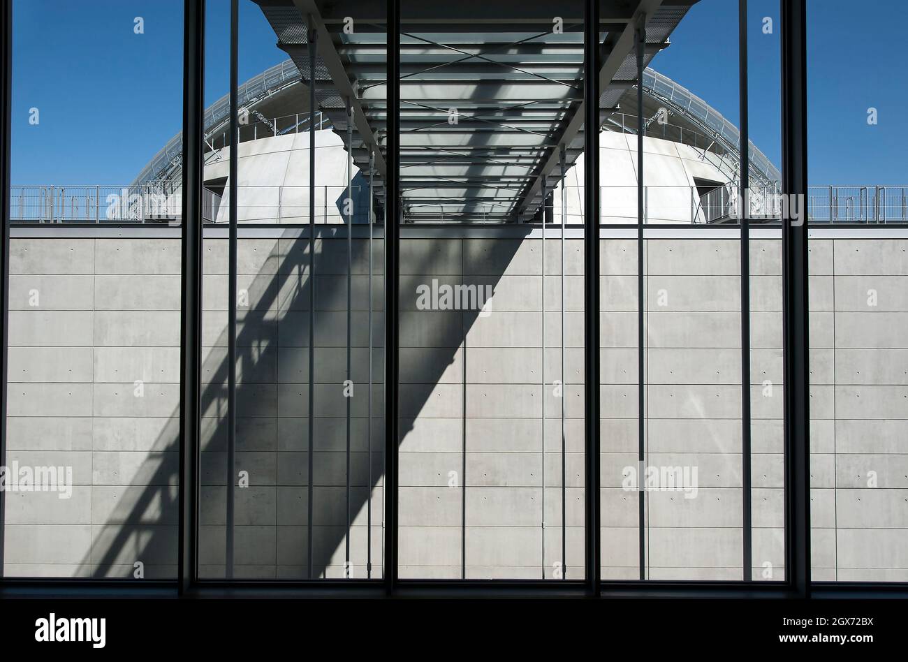 Blick auf das Sphere Building vom Saban Building im Academy Museum of Motion Picturs in Los Angeles, Kalifornien. Architektur von Renzo Piano. Stockfoto