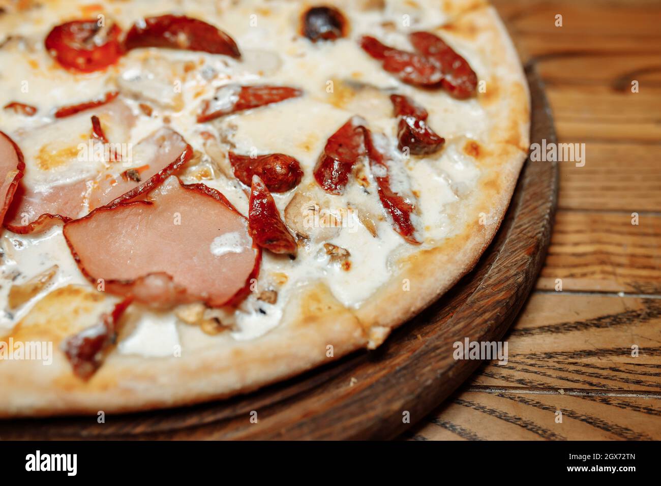 Pizza auf Holztisch Blick von oben. Fast Food. Post Blog Social Media. Mit Kopierplatz. Pizza bereit zum Essen Stockfoto