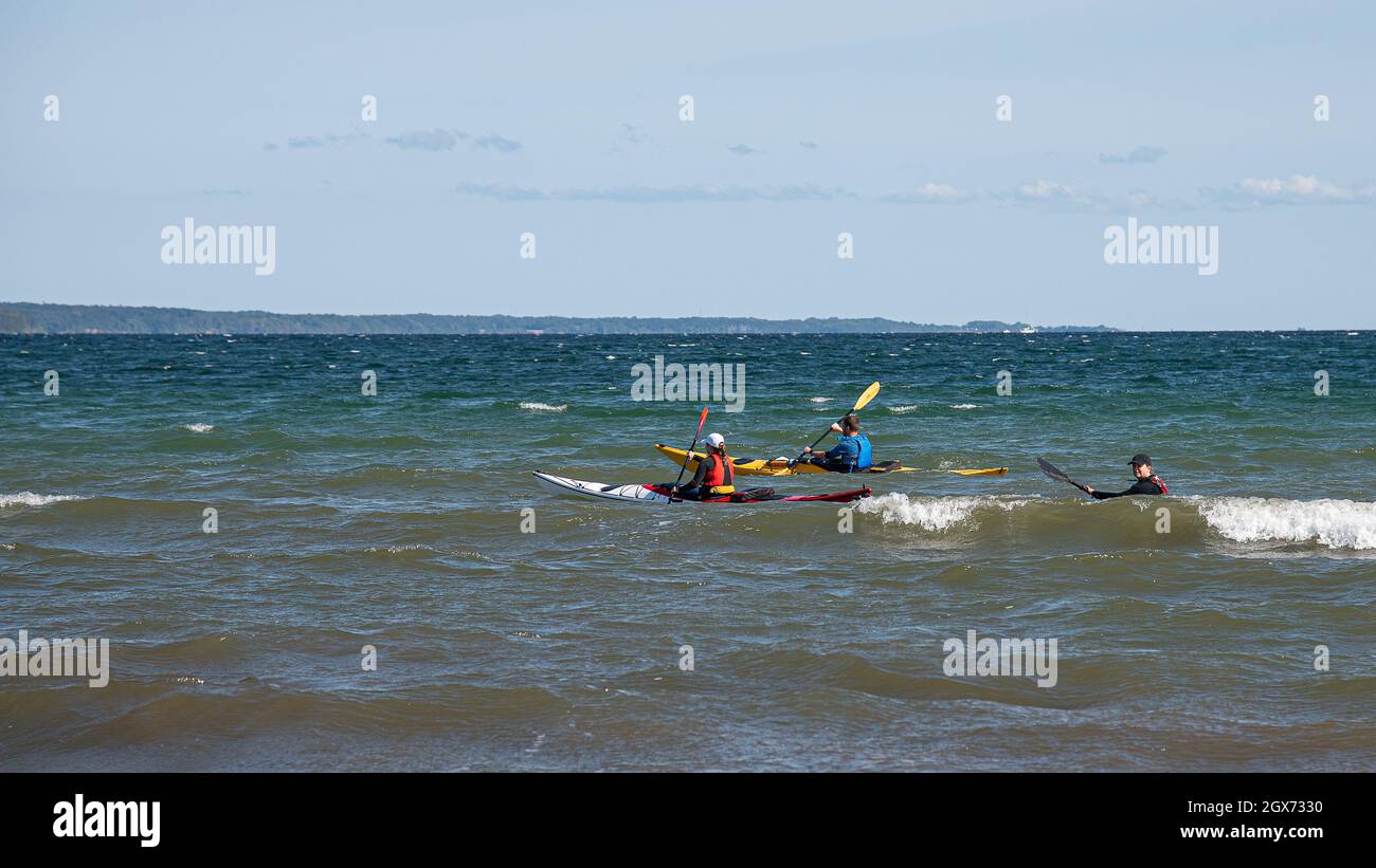 Ein Team von Paddlern auf dem rauen Ozean mit hohen Wellen, Vejle, Dänemark, 31. August 2021 Stockfoto