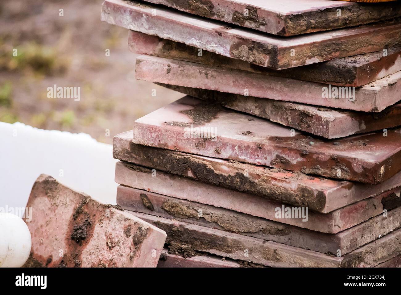Alte gebrochene Steinpflaster Platten. Reparatur des Gehwegs in der Stadt. Stockfoto