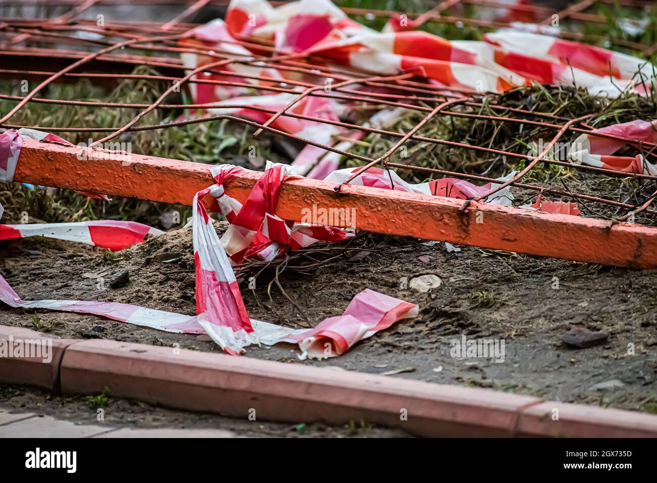 Abgebrochenes Warnband. Nach den öffentlichen Unruhen in der Stadt. Zerstörte Barrikaden und Zäune. Stockfoto