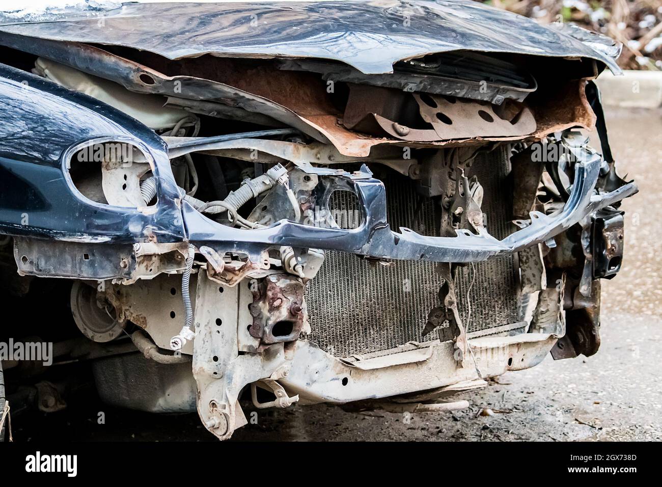 Kaputtes Auto nach Unfall auf der Straße. Auto ohne Stoßfänger und Scheinwerfer. Versicherungskonzept. Lebensgefahr. Stockfoto