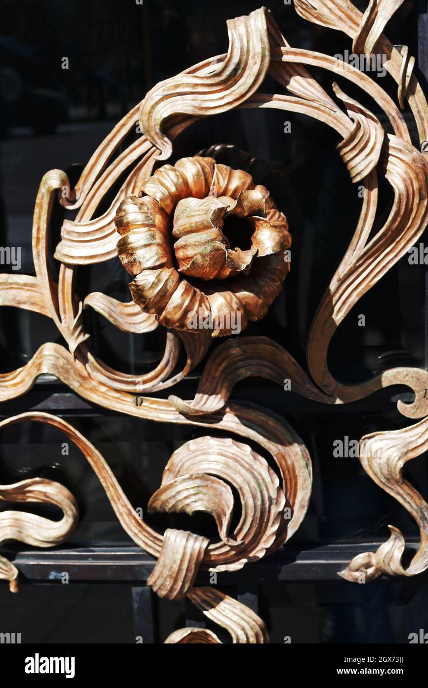 Das Dekor der Pflanzenornament aus geschmiedeter Bronze an der Tür des Hauses Singer in Sankt Petersburg, Russland Stockfoto