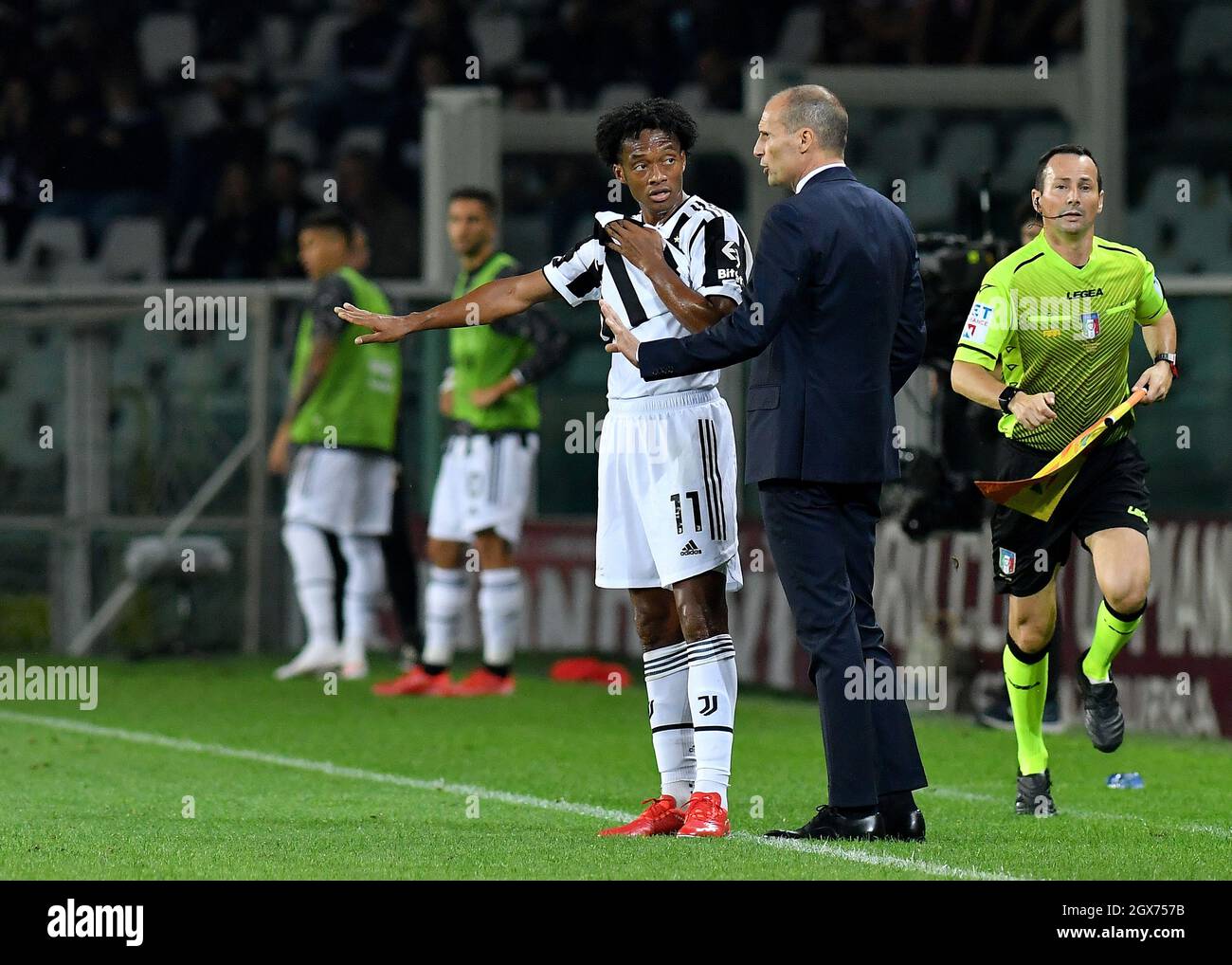 Massimiliano Allegri Head Coach und Juan Cuadrado von Juventus FC während des Spiels der Serie A 2021/22 zwischen Turin und Juventus FC in Olimpico Grande Stockfoto