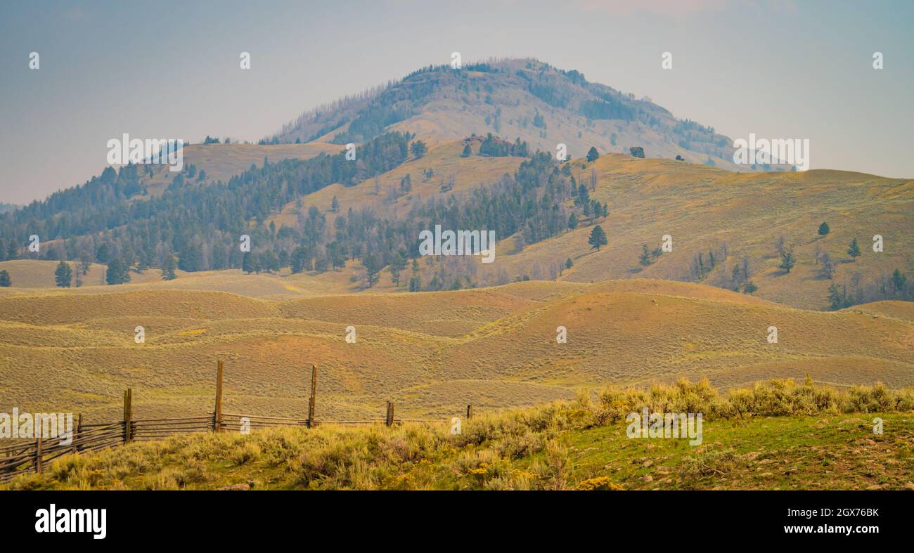 Yellowstone Park Landschaft mit rauchigem Dunst von den Waldbränden Stockfoto