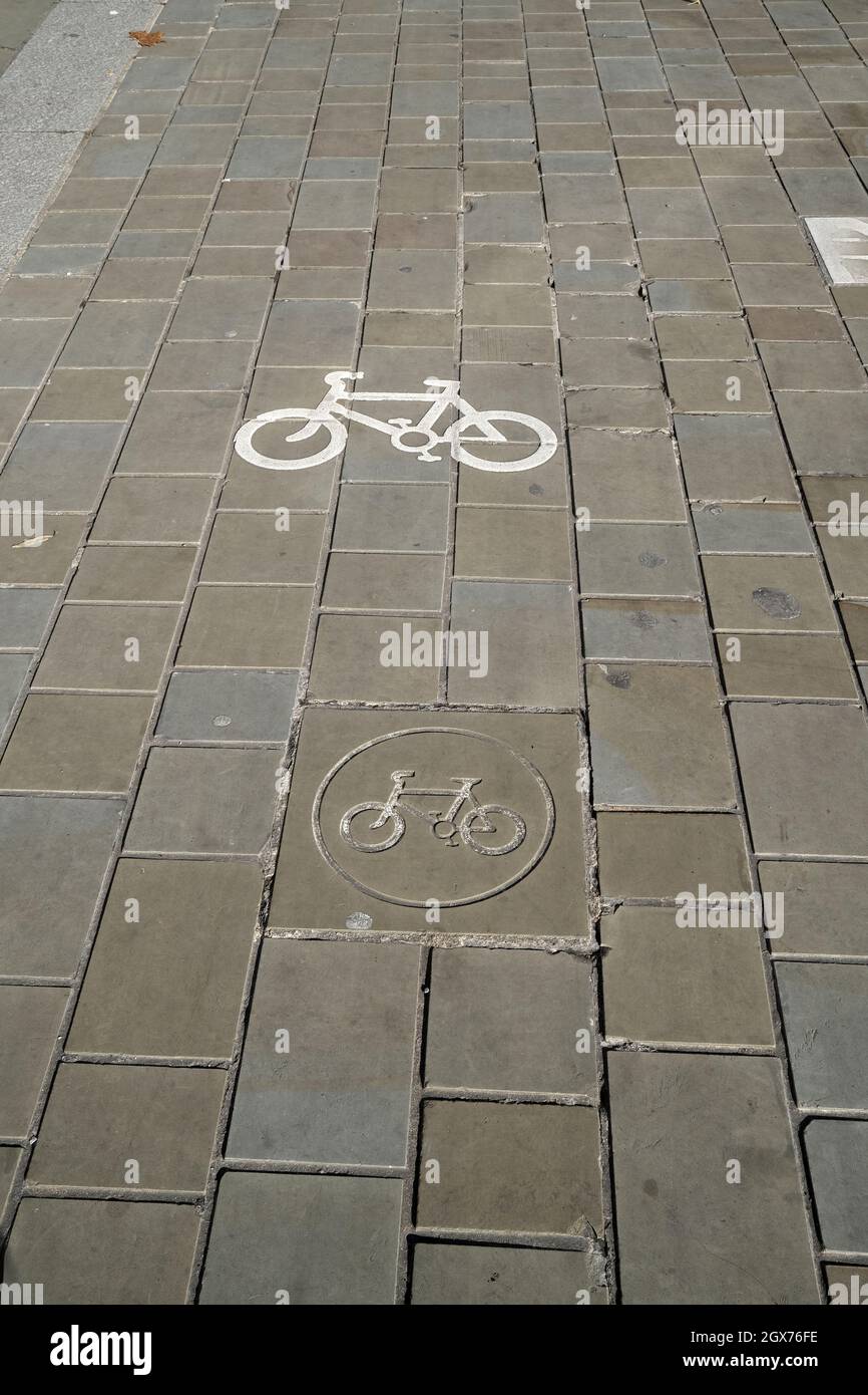 September 2021 - Radwegmarkierungen auf den Gehwegen in der Stadt Bristol, England, Großbritannien. Stockfoto