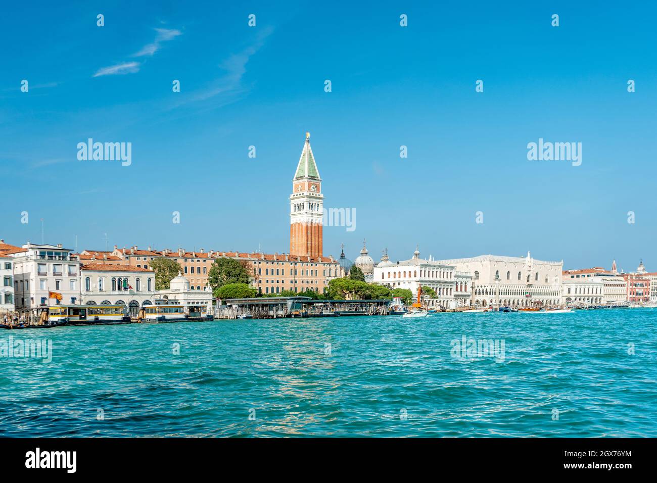 Blick auf den Markusplatz, auf den Canale Grande, von Punta della Dogana, Lagune von Venedig, Italien Stockfoto