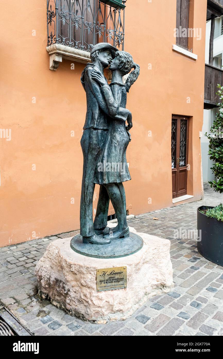 Die Bronzestatue von „der Kuss“, die einen Soldaten aus den Alpen und eine junge Dame zeigt, in der Nähe der Alpini-Brücke in Bassano del Grappa, Region Venetien, Italien Stockfoto
