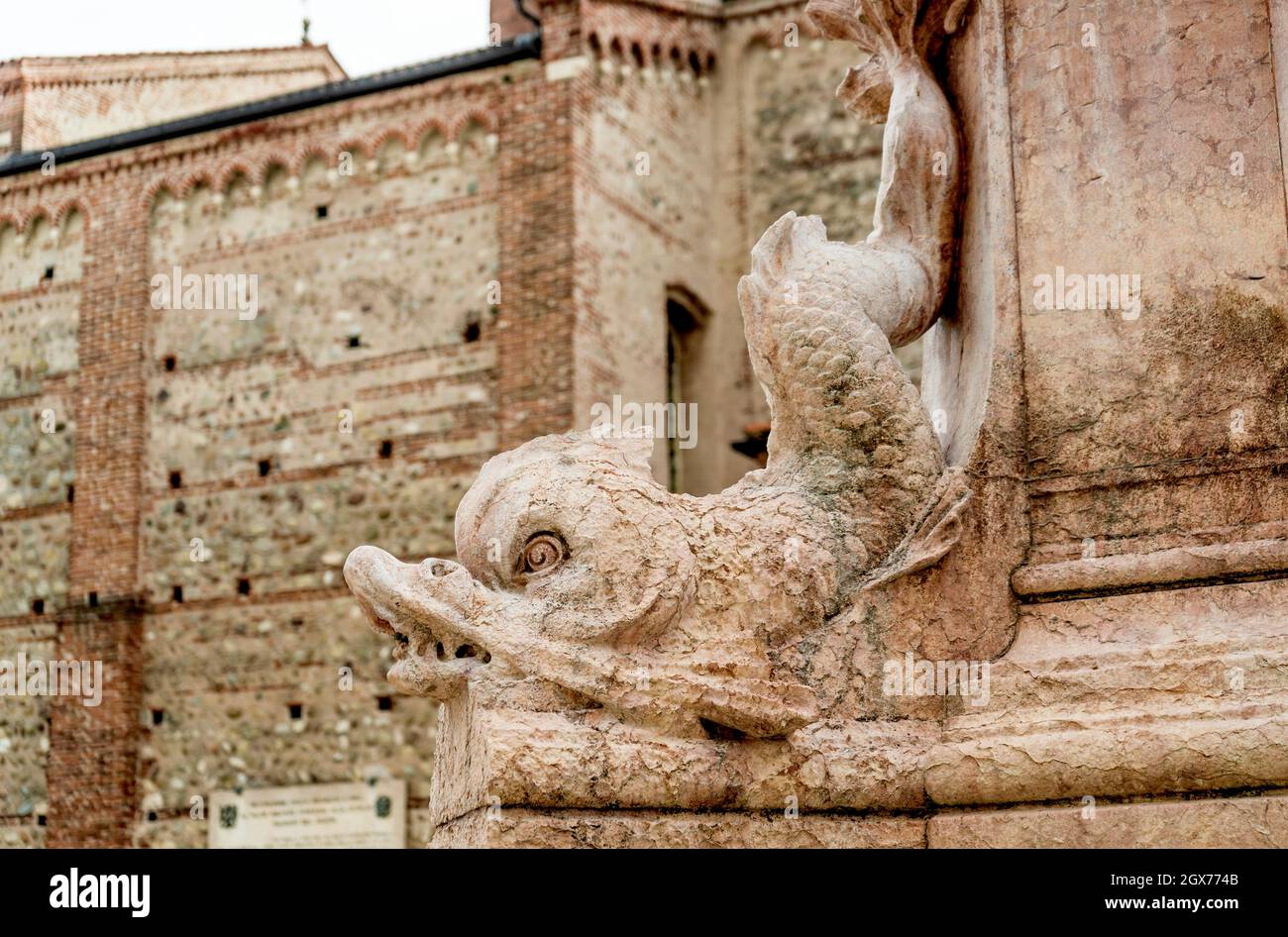 Nahaufnahme des Bonaguro-Brunnens auf dem Garibaldi-Platz, erbaut Ende des 19. Jahrhunderts in Marmor von Red Verona, Bassano del Grappa, Provinz Vicenza, Italien Stockfoto