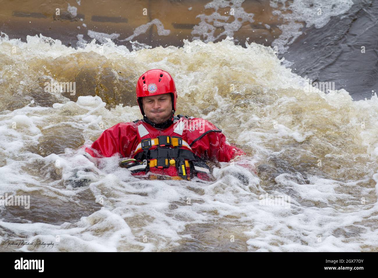 Tyne and Wear Feuerwehr- und Rettungsdienst Feuerwehrleute Ausbildung bei Tees Barrage für Wasserrettung Stockfoto