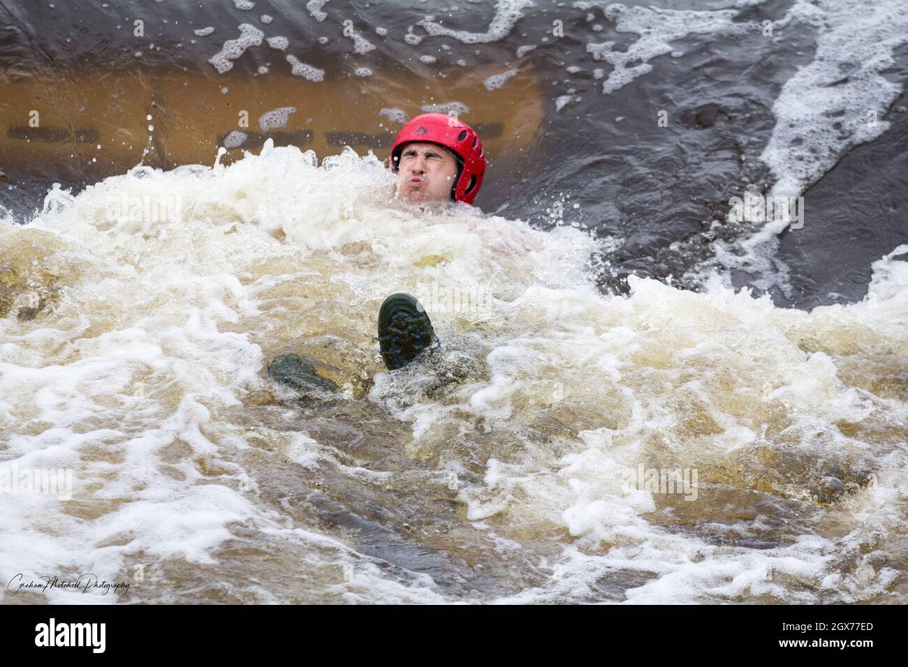 Tyne and Wear Feuerwehr- und Rettungsdienst Feuerwehrleute Ausbildung bei Tees Barrage für Wasserrettung Stockfoto