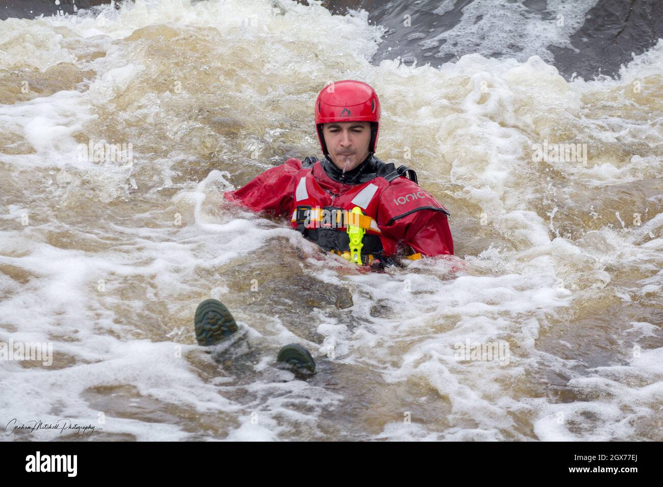 Tyne and Wear Feuerwehr- und Rettungsdienst Feuerwehrleute Ausbildung bei Tees Barrage für Wasserrettung Stockfoto