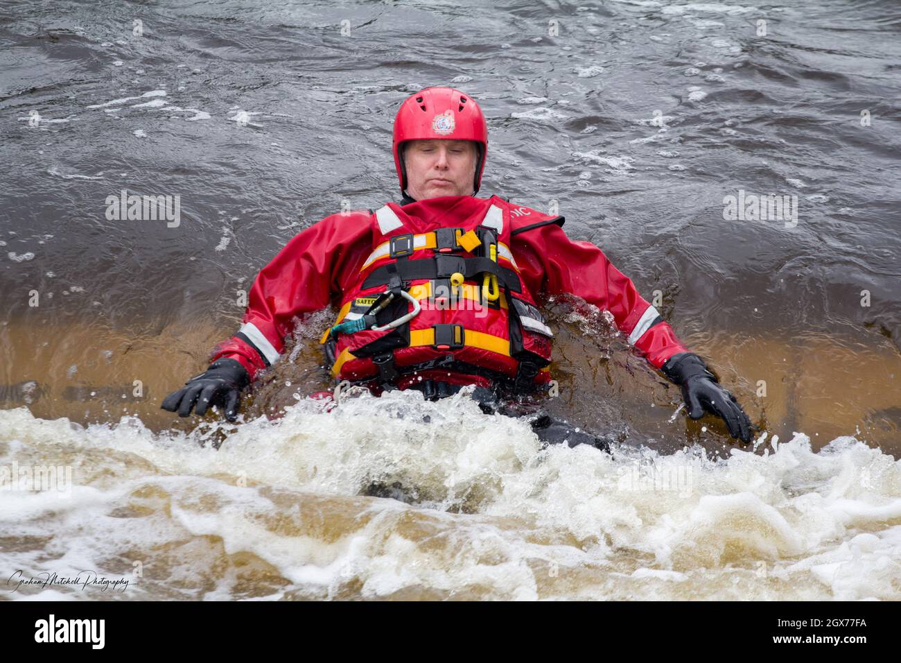 Tyne and Wear Feuerwehr- und Rettungsdienst Feuerwehrleute Ausbildung bei Tees Barrage für Wasserrettung Stockfoto