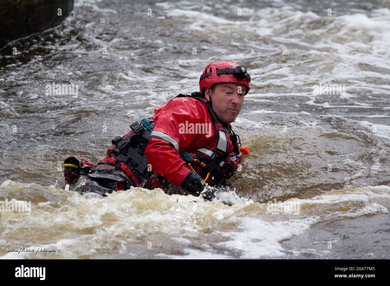 Tyne and Wear Feuerwehr- und Rettungsdienst Feuerwehrleute Ausbildung bei Tees Barrage für Wasserrettung Stockfoto