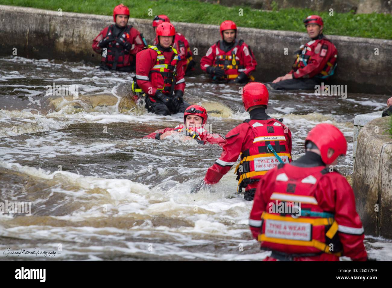 Tyne and Wear Feuerwehr- und Rettungsdienst Feuerwehrleute Ausbildung bei Tees Barrage für Wasserrettung Stockfoto