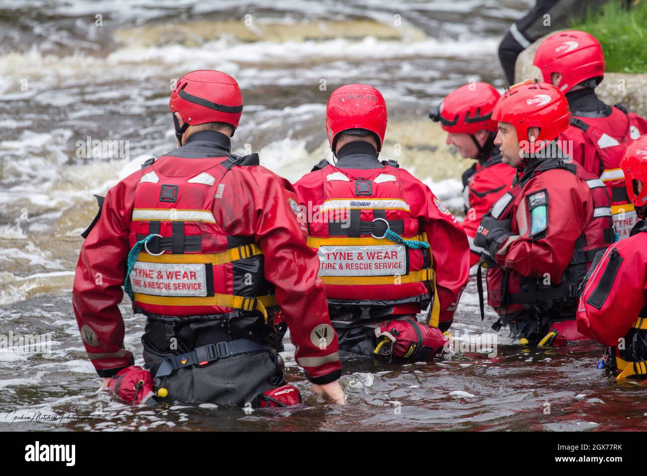 Tyne and Wear Feuerwehr- und Rettungsdienst Feuerwehrleute Ausbildung bei Tees Barrage für Wasserrettung Stockfoto