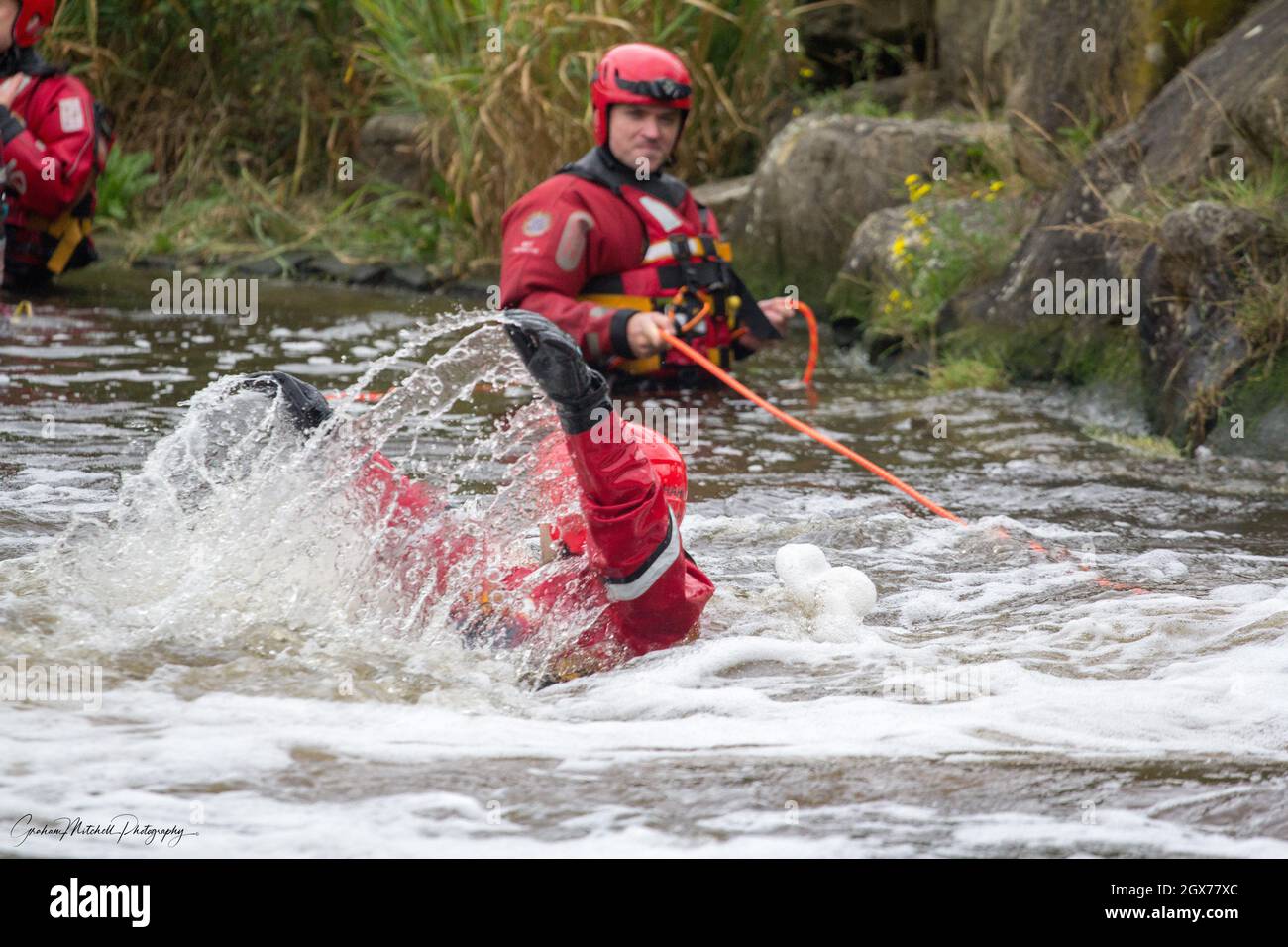 Tyne and Wear Feuerwehr- und Rettungsdienst Feuerwehrleute Ausbildung bei Tees Barrage für Wasserrettung Stockfoto