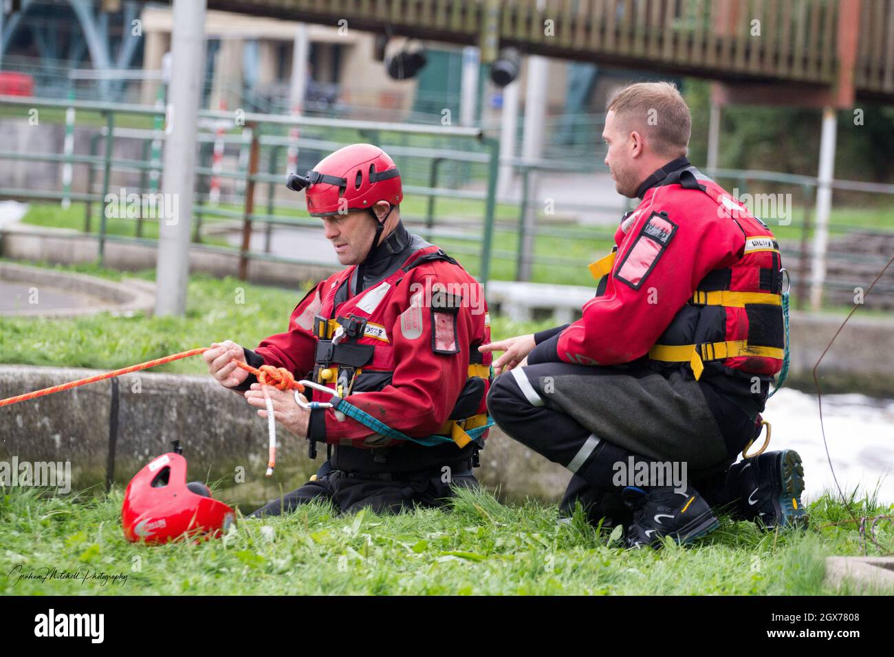 Tyne and Wear Feuerwehr- und Rettungsdienst Feuerwehrleute Ausbildung bei Tees Barrage für Wasserrettung Stockfoto