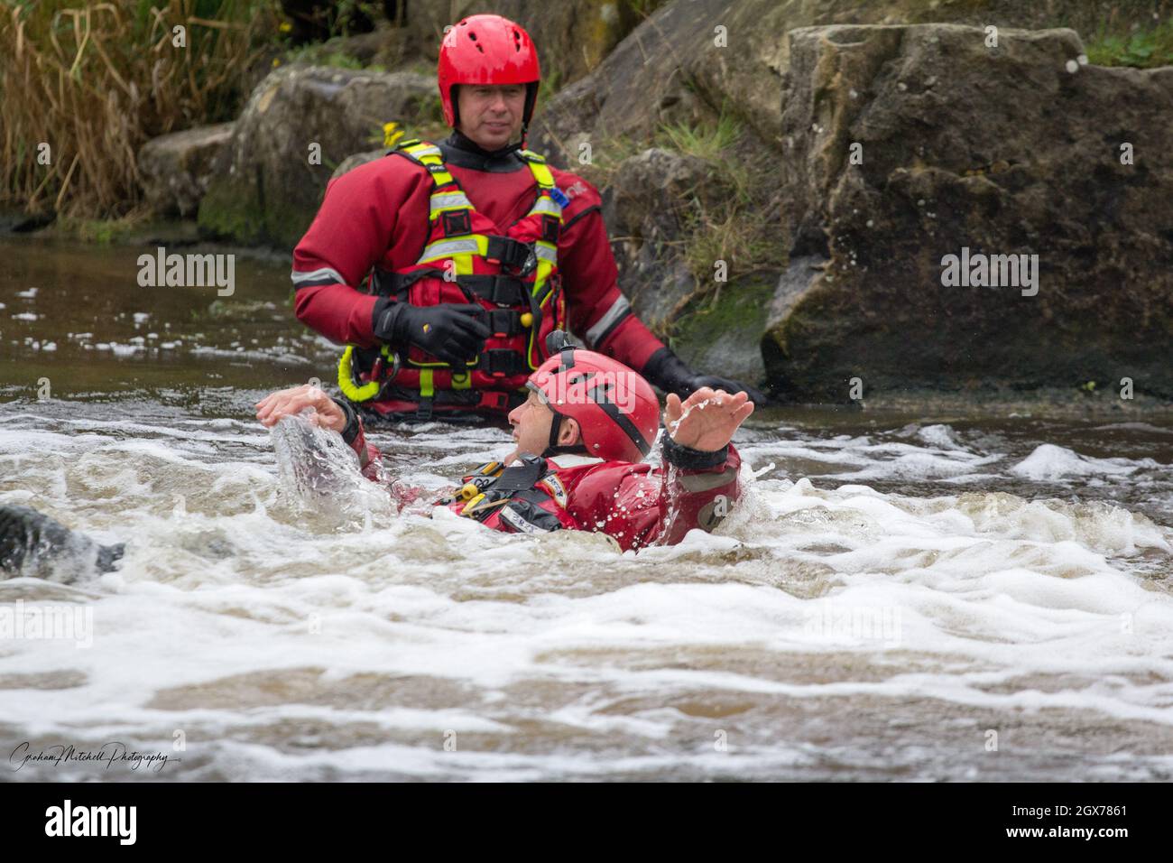 Tyne and Wear Feuerwehr- und Rettungsdienst Feuerwehrleute Ausbildung bei Tees Barrage für Wasserrettung Stockfoto